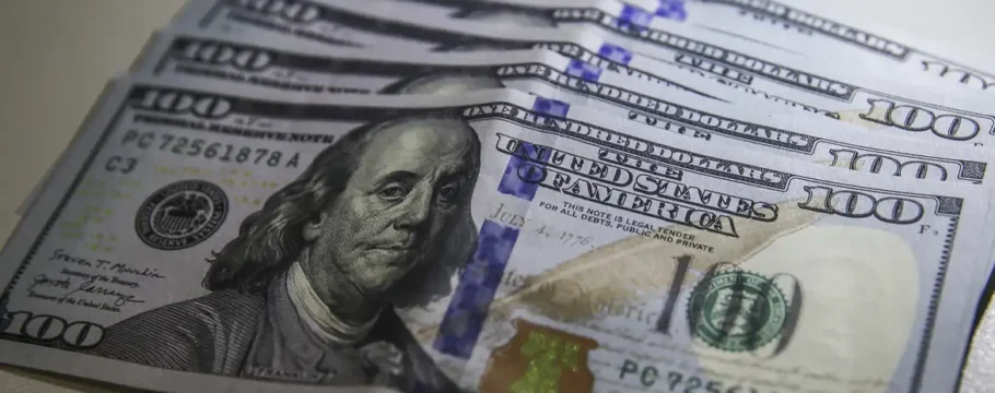 Dólar fecha estável a R$ 5,54, mas acumula alta de 2,26% na semana